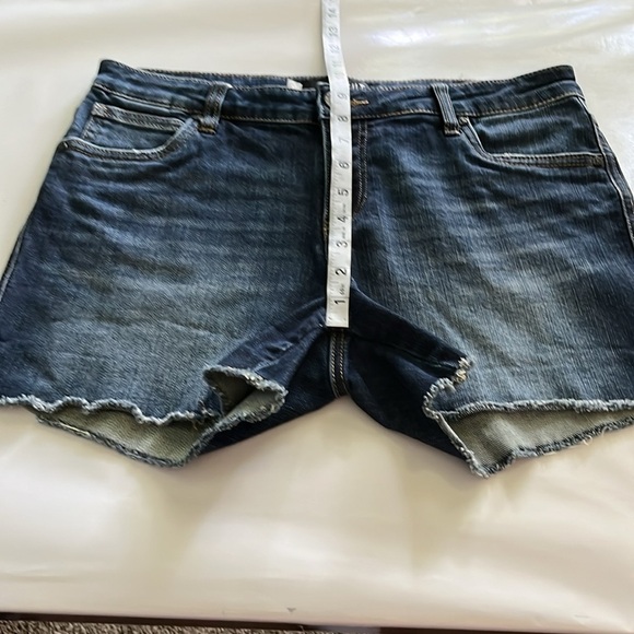 Kut From The Kloth Gidget Fray Short Mid Rise Size 8 - Picture 6 of 16